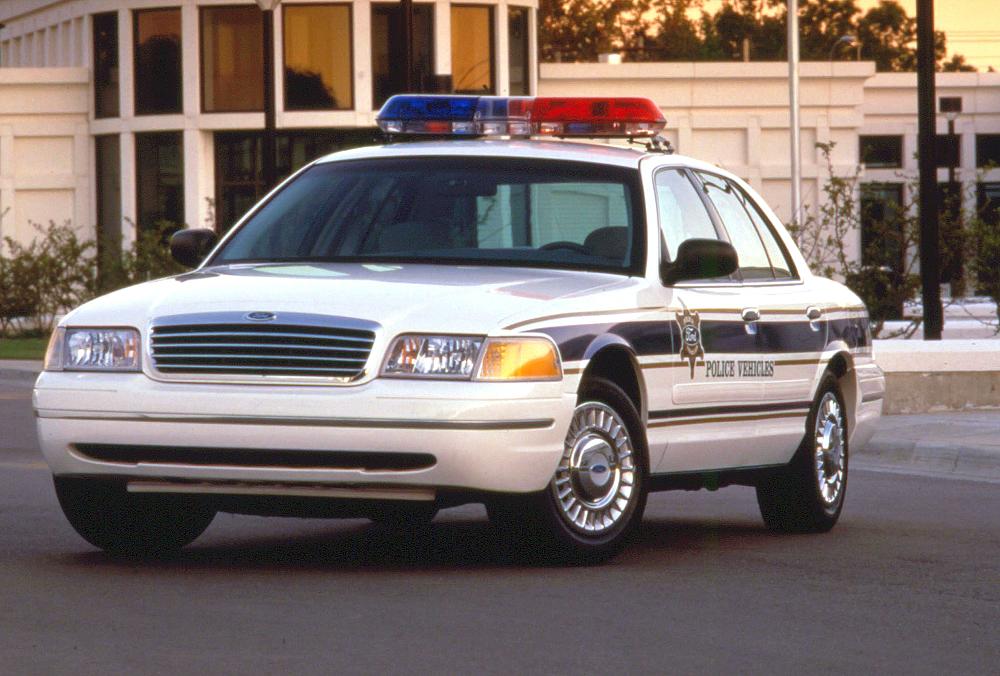 ford_crown_victoria_p71_police_car-110.jpg