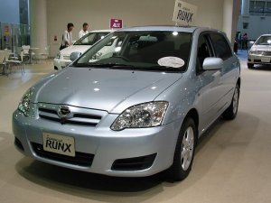 2004_Toyota_Corolla_Runx_01.jpg