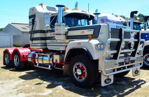 Pete1983MackSuperliner.jpg
