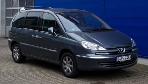 1200px-Peugeot_807_HDi_FAP_135_Family_Facelift__Frontansicht_17_Mrz_2012_Dsseldorf.jpg