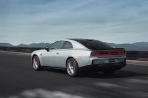 2024-charger-daytona-gallery-3_7de69fd7373da8ee1ff3a4eb4850389e-1920x1280.jpg