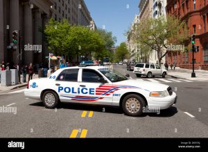 police-car-blocking-street-traffic-washington-dc-usa-D6NTAJ.jpg