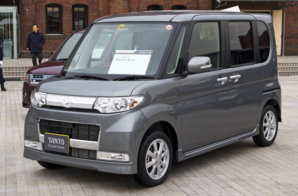 800px-2008_Daihatsu_Tanto_Custom_01.jpg