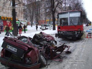 dtp_v_rovno_v_uzhasnom_stolknovenii_opel_vectra_s_avtobusom_ikarus_pogibli_tri_cheloveka._foto_3.jpg