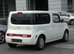 Nissan_Cube_(Z12)_–_Heckansicht,_12._März_2011,_Düsseldorf.jpg