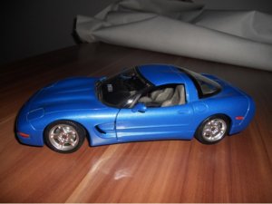 modellauto-chevrolet-corvette-c5-blau-modellauto-bburago.jpg