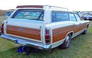1969_Ford_LTD_Country_Squire.jpg