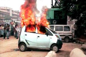 nano_fire_delhi_road630.jpg
