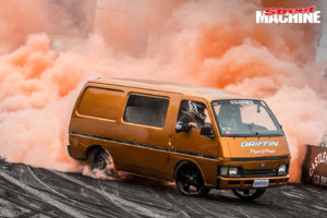 holden-shuttle-van-v8-burnout.jpg