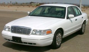 640px-2003_Ford_Crown_Victoria_--_NHTSA.jpg