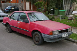 1983_Holden_Camira_(JB)_SLX_sedan_(2015-07-03)_01.jpg