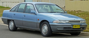 1993_Holden_Calais_(VP_II)_sedan_(2010-07-05)_01.jpg