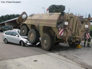 passat-unfall-radpanzer-polizei-konstanz-3.jpg
