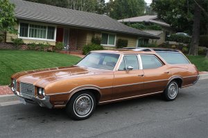 Oldsmobile_VistaCruiser_1972-2.jpg