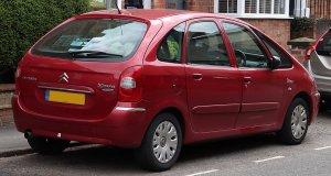 1024px-2005_Citroen_Xsara_Picasso_Desire_2HDi_facelift_20_Rear.jpg