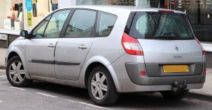 1024px-2006_Renault_Scenic_D-QUE_DCi_130_E4_19_Rear.jpg