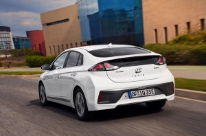 2-hyundai-ioniq-plugin-2019-fd-hero-rear.jpg