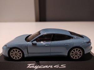 porsche_taycan_minichamps.jpg