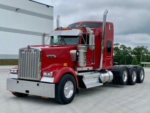 Used-2010-Kenworth-W900-Tri-Axle-Sleeper---ISX-525hp---18-Speed---RECENT-OVERHAUL.jpg