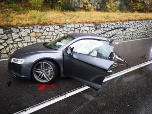 17065_25612_audi-r8-split-in-half-by-crash-in-northern-italy-129754_1.jpg