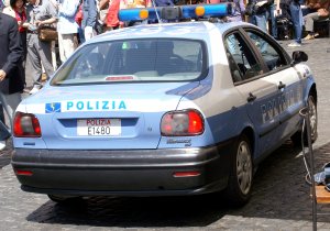 Police_car_in_Rome_Italy.jpg