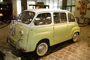 Vintage-cars_-Fiat-600-Multipla-urban-rear-engined-car.png