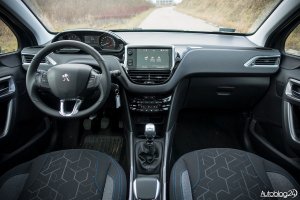 Peugeot-2008-wnetrze-01.jpg