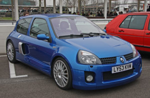 2004 Renault Clio Sport V6.jpg