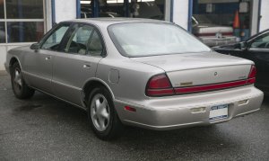 2560px-1996_Oldsmobile_LSS_champagne_rear_left.jpg
