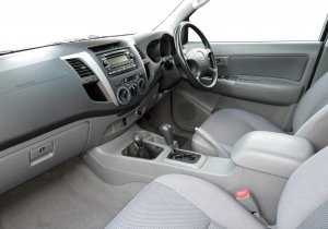 2006_Toyota_Hilux_GGN25R_MY05_SR5_4-door_utility_2011-04-22.jpg