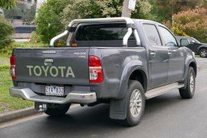2013_Toyota_HiLux_KUN26R_MY12_SR5_4-door_utility_2015-08-07_02.jpg